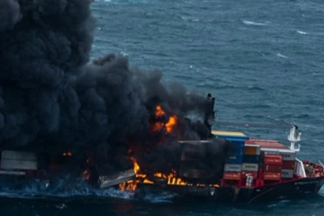 கொழும்பில் தீக்கிரையான கப்பலின் கப்டன் சிஐடியினரால் கைது