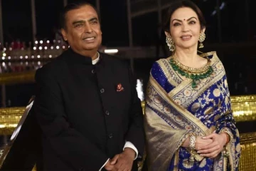 தங்க பாட்டிலில் தண்ணீர் குடிக்கும் நீடா அம்பானி... விலை எத்தனை லட்சம்னு தெரியுமா?