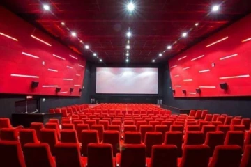 பாடசாலை நேரத்தில் திரைப்படம் பார்க்க அழைத்து செல்லப்பட்ட மாணவர்கள்