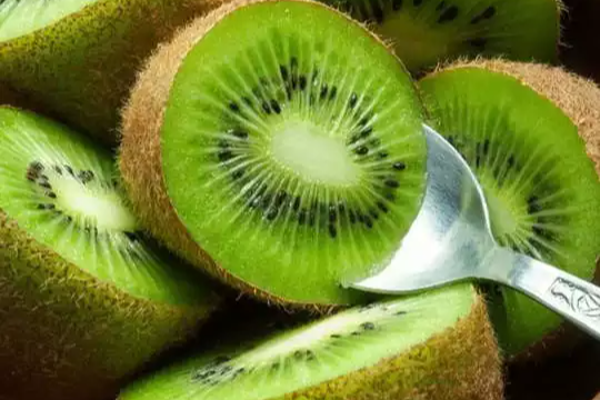 தோலுடன் இந்த பழங்களை சாப்பிட்டால் புற்றுநோய் அலண்டு ஓடிடும்! | Fruit Peels That Are Safe To Eat In Tamil