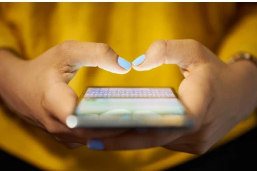 10 நிமிடங்களுக்கு மேல் டாய்லெட்டில் மொபைல்  பாவிப்பவர்களுக்கு இந்த கொடிய ஆபத்து வருமாம்.... எச்சரிக்கும் நிபுணர்கள்