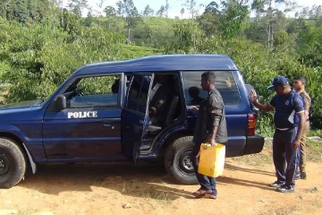 மாணிக்கக்கல் அகழ்வில் ஈடுபட்ட ஐவரில் நான்கு பேர் கைது: ஒருவர் தப்பியோட்டம் (Photos)