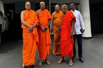 ரணில் வழக்கில் ஆஜரான பிக்குகளை அவமதித்ததாக பொலிஸார் மீது புகார்