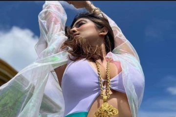 “ஓ...மாலு டார்லிங்” - மொத்த அழகையும் காட்டும் நீல நிற உடையில் மாளவிகா மோகனன்