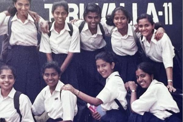 பிளாக் பஸ்டர் திரைப்படங்களின் கதாநாயகியா இது ! பள்ளி பருவத்தில் எப்படி இருக்கிறார் பாருங்க