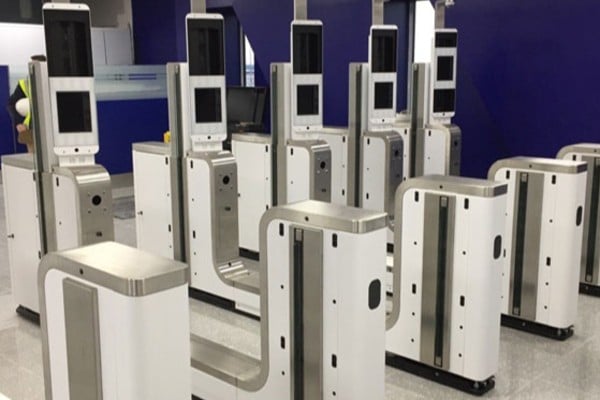 கட்டுநாயக்க விமான நிலையத்தில் வெளிநாட்டு பயணிகளுக்கு ஏற்பட்ட நெருக்கடி | Egate Failure In Katunayake Airport