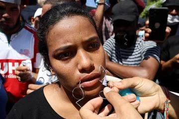 தங்கள் கோரிக்கைக்கு அனுமதியளிக்காததால் வாயை ஊசி நூலால் தைத்துக்கொண்ட புலம்பெயர்வோர் சிலர்: ஒரு பயங்கர சம்பவம்