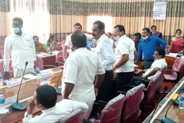 மட்டு மாநகரசபையில் அமளிதுமளி (படங்கள்)