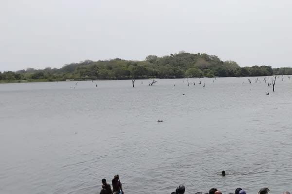 இலங்கையில் புத்தாண்டில் நடந்த பெரும் சோகம் - இரு இளைஞர்கள் பலி - மூவரை தேடும் கடற்டை | 2 Dead 3 Missing In Separate Drowning Incidents இலங்கையில் புத்தாண்டில் நடந்த பெரும் சோகம் - இரு இளைஞர்கள் பலி - மூவரை தேடும் கடற்டை | 2 Dead 3 Missing In Separate Drowning Incidents