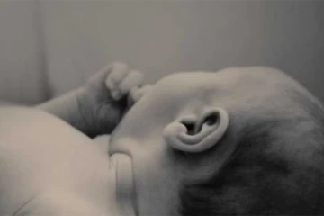 இறந்தே பிறந்த குழந்தை; அடக்கம் செய்யும் நேரத்தில் கதறி அழுததால் பரபரப்பு!