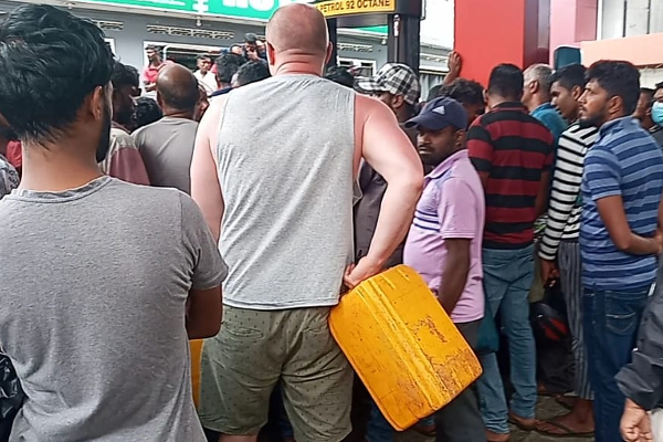 இலங்கை நெருக்கடியால் வீதிக்கு வந்த ரஷ்ய நாட்டு சுற்றுலாப் பயணி | Russian Tourist On The Streets Of Sri Lanka
