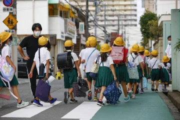ජපන් දරුවන්ගේ ඇවිදීම වෙනත් රටවල ළමයින්ගේ ඇවිදීමට වඩා වෙනස් බව ඔබ දන්නවාද..?