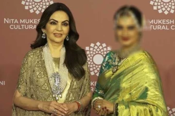 தங்கத்தால் புடவைகள்!! நீதா அம்பானிக்கே டஃப் கொடுக்கும் பிரபல நடிகை..