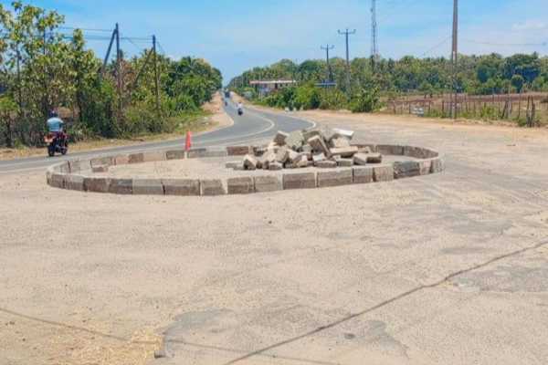தமிழர் பகுதியொன்றில் பொலிஸார் அடாவடி ; அரசாங்க அதிகாரிகளுக்கு இடையூறு | Police Brutality In A Tamil Area