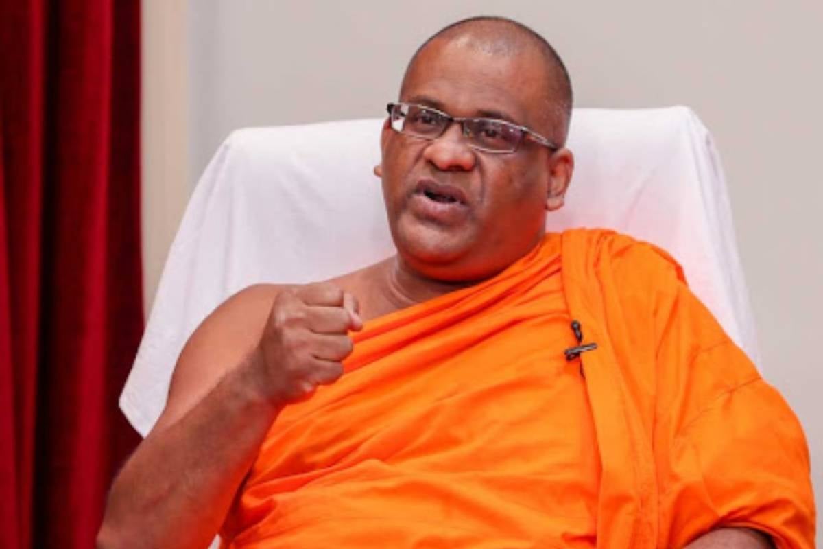 நீதிமன்றத்திற்கு சென்று கொண்டிருந்த ஞானசார தேரர் திடீரென மயக்கம் - உணவகத்திற்குள் பரபரப்பு | Gnasara Thero Got Sudden Faint