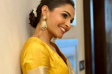 மஞ்சள் நிற சேலையில் ஜொலிக்கும் ஆண்ட்ரியா! அழகிய ஸ்டில்கள்