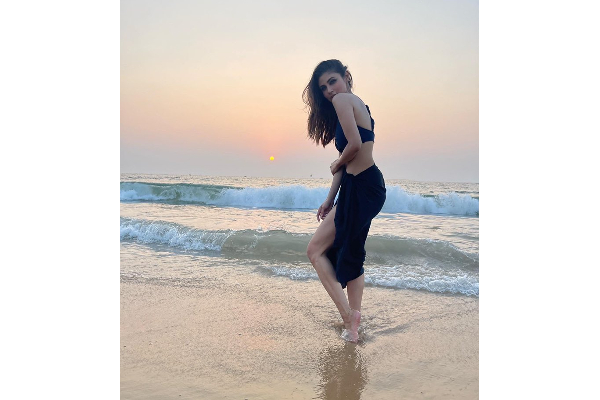 கடற்கரையில் காத்து வாங்கும் பாம்பு சீரியல் நடிகை.. மயங்கி போன ரசிகர்கள் | Mouni Rai Latest Bikini Dress Photo