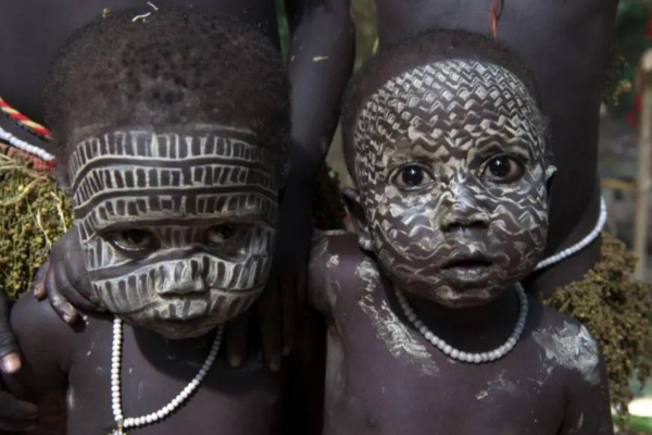 வெள்ளையாக குழந்தை பிறந்தால் மரண தண்டனை தான் - விநோத பழக்கம் கொண்ட பழங்குடியினர்கள் | Death Penalty For Child White Birth Strange Habits