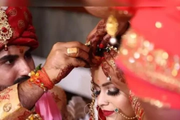 மணமக்கள் மீது அழுகிய தாக்காளி, முட்டையை எரியும் விநோத திருமணம்! என்னடா இது?