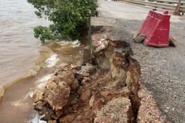 யாழில் திடீரென தாழிறங்கிய வீதி... அதிரடி நடவடிக்கை எடுத்த அமைச்சர்!