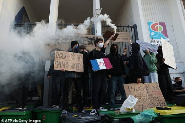 40 arrest in france and set descend million rioters
