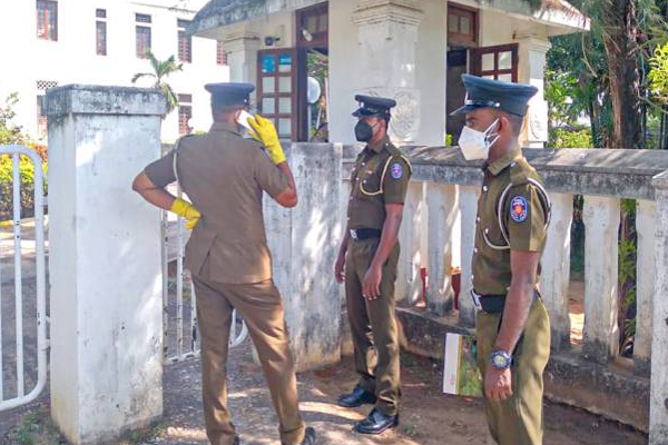 பாசிக்குடாவில் மர்ம பொருளுடன் மூவரை கைதுசெய்த பொலிஸார்! | Police Arrested 3 People With Drugs In Pasikuda