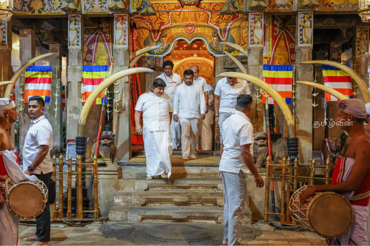 மல்வத்து - அஸ்கிரி மகாநாயக்க தேரர்களை சந்தித்து ஆசிபெற்ற ஜனாதிபதி | President Receive Blessing Asgiri Mahanayake Monks