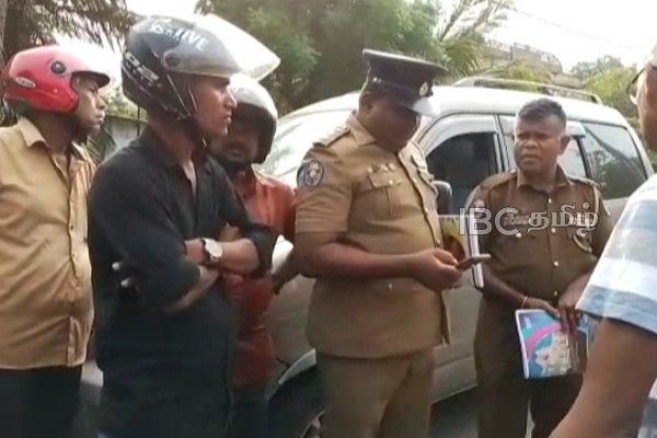 மதுபோதையில் வந்த காவல்துறை உத்தியோகத்தர்களுக்கு மூக்குடைவு - யாழில் சம்பவம் (படங்கள்) | Accident Case Jaffna Attack Police
