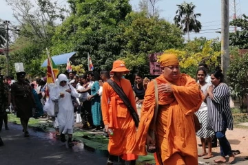 திருகோணமலையில் இருந்து பலத்த பாதுகாப்புக்கு மத்தியில் பிக்குகளின் பாத யாத்திரை (photos)