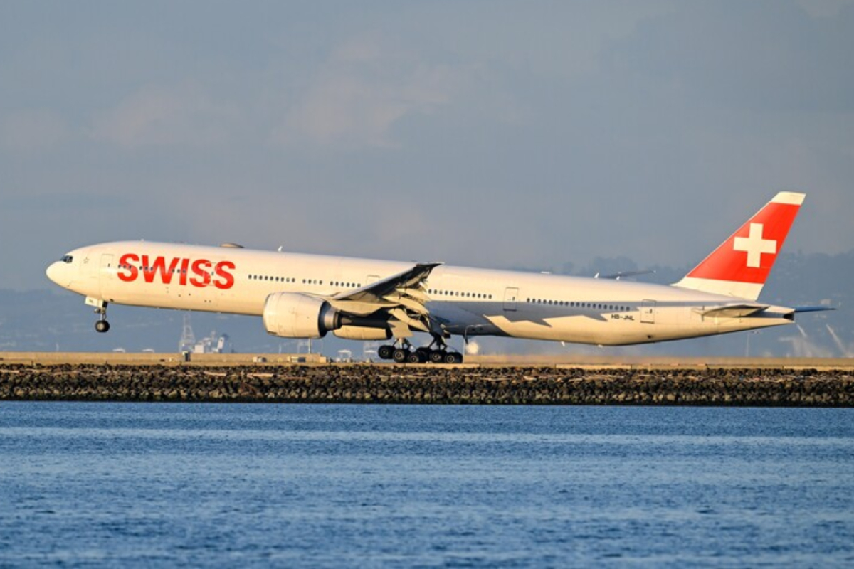 228 பயணிகளுடன் தீப்பிடித்த சுவிஸ் விமானம்! அதிரடியாக செயற்பட்ட விமானிகள் | Swiss Flight Grounded Delhi Due To Engine Failure