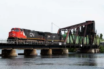 கனடா எல்லையில் ரயில்வே பாலம் நிலைகுலைந்து சரிந்ததால் போக்குவரத்து பாதிப்பு