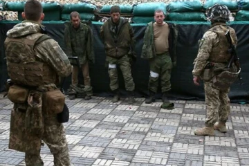 உக்ரைன் படையினரிடம் சிக்கிய ரஷ்ய வீரர்கள்