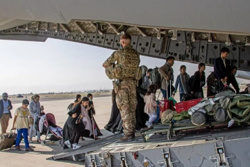 ஆப்கான் மக்களுக்கு உதவிக்கரம் நீட்டிய இங்கிலாந்து இராணுவம்