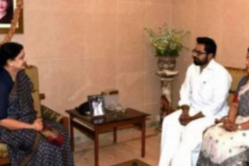 ஜெயலலிதாவின் உடன்பிறவா சகோதரி சசிகலா உடல் நலம் பற்றி விசாரித்தோம் -ராதிகா சரத்குமார்