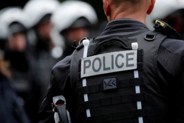 பிரான்ஸில் பாடசாலை அருகே கோடரியுடன் சென்றவர் சுட்டுக்கொலை