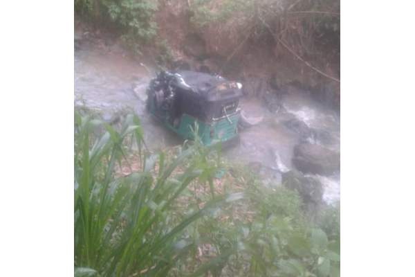 பயணிகளுடன் 50 அடி பள்ளத்தில் பாய்ந்த முச்சக்கரவண்டி | Auto Plunged Into 50 Feet Ditch With Passengers