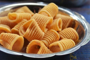 தீபாவளி ஸ்பெஷல்: சீப்பு சீடை வீட்டிலே செய்வது எப்படி?