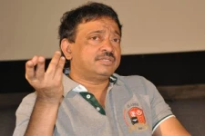 கைல கிளாஸ்! டேபிள் நிறைய மது பாட்டில்! மடில இளம் நடிகை! நெருக்கமான புகைப்படத்தை வெளியிட்ட இயக்குனர்! நியூ இயர் பார்ட்டி!