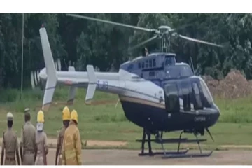 தந்தைக்கு இறுதிச்சடங்கு செய்ய ஹெலிகாப்டரில் பறந்து வந்த மகன் - வியப்படைந்த மக்கள்