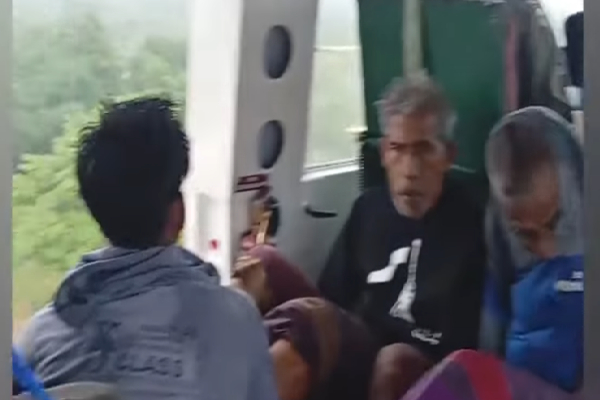 மணம்பிட்டிய பாலத்தில் சிக்கியிருந்த 13 பேர் ஹெலிகொப்டர் மூலம் மீட்பு | 13 People Manampitiya Bridge Rescued By Helicopter மணம்பிட்டிய பாலத்தில் சிக்கியிருந்த 13 பேர் ஹெலிகொப்டர் மூலம் மீட்பு | 13 People Manampitiya Bridge Rescued By Helicopter