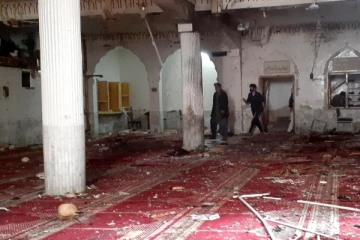 பாகிஸ்தான் பள்ளிவாசலில் பாரிய குண்டுவெடிப்பு!  30 பேர் பலி(Photo)