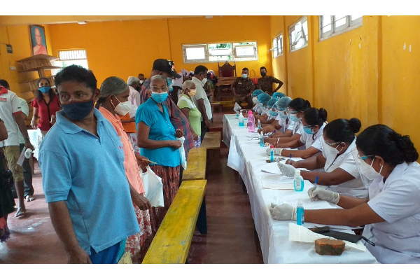එන්නත් කරනයට දැඩි උනන්දුවක්  ...(photo) | Srilanka Health