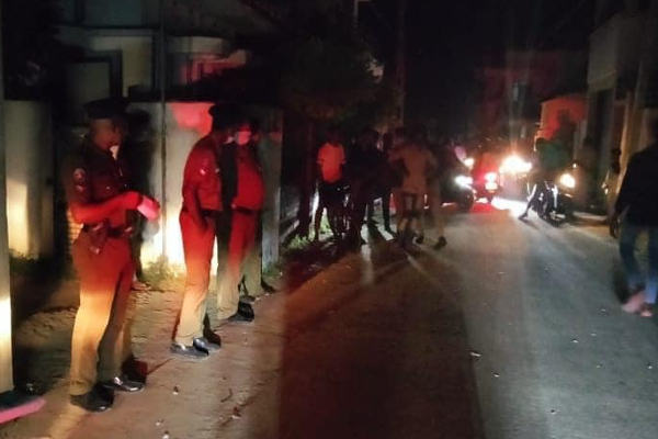 கல்முனை நாடாளுமன்ற உறுப்பினர் அலுவலகத்தை முற்றுகையிட்ட மக்கள்! | Kalmunai People Protest Siege Hmm Harees Office கல்முனை நாடாளுமன்ற உறுப்பினர் அலுவலகத்தை முற்றுகையிட்ட மக்கள்! | Kalmunai People Protest Siege Hmm Harees Office