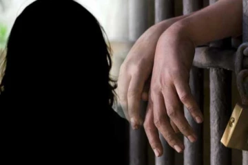 அயல்வீட்டாரின் நாயை தூக்கிலிட்டு படுகொலை செய்த கொடூர பெண் விளக்கமறியலில்