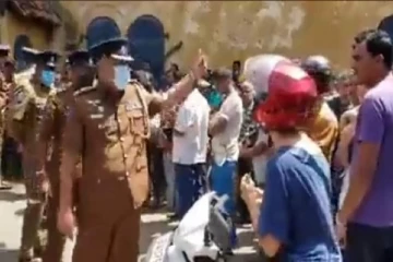 காவல்துறை அதிகாரியால் சுற்றுலா பயணிக்கு நிகழ்ந்த அவமானம் - வெடித்தது புதிய சர்ச்சை (காணொலி )