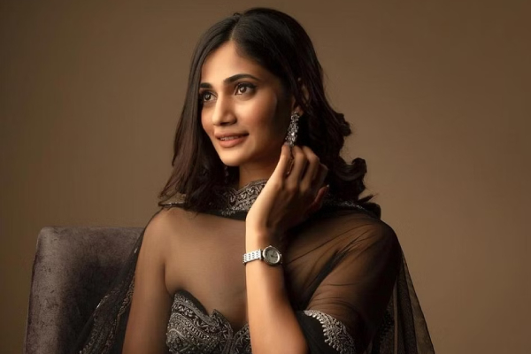 குறுகிய ஆடை அணிந்து கவர்ச்சியில் மல்லுக்கட்டும் பிக் பாஸ் பிரபலம்.. எல்லை மீறிய புகைப்படம் | Losliya Mariyanesan Latest Hot Potoshoot