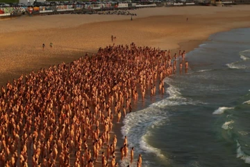 கடற்கரையில் நிர்வாணமாக திரண்ட 2500 பேர் - பின்னணி என்ன!