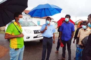யாழில் வெள்ளப்பாதிப்புகளை நேரில் சென்று பார்வையிட்ட மாவட்ட செயலாளர்