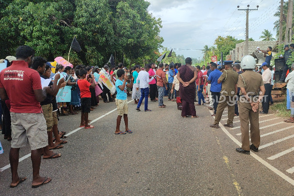 போராட்டகளமாக மாறிய இலங்கை: அரசாங்கத்திற்கு எதிராக வீதிக்கு இறங்கிய மக்கள் (Photos) | Protest In Tricomalee