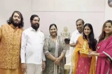 மகன், மருமகளுடன் சென்று மகாராஷ்டிரா முதல்வருக்கு திருமண அழைப்பிதழ் கொடுத்த முகேஷ் அம்பானி